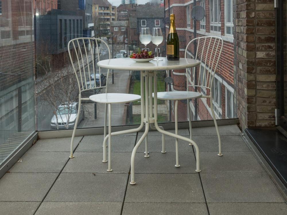 Central Tower Bridge Apartment Лондон Номер фото